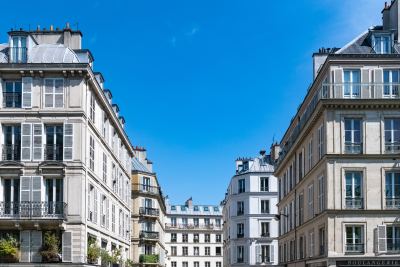 Façades en pierre de taille et balcons en fer forgé d'immeubles haussmanniens à Paris