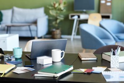 Bureau moderne avec ordinateur, sièges confortables et espace détente dans un coworking