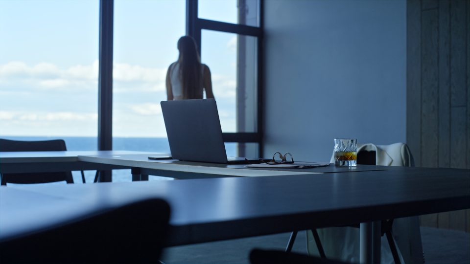 Bureau moderne avec ordinateur, accessoires et vue extérieure dans un espace de coworking