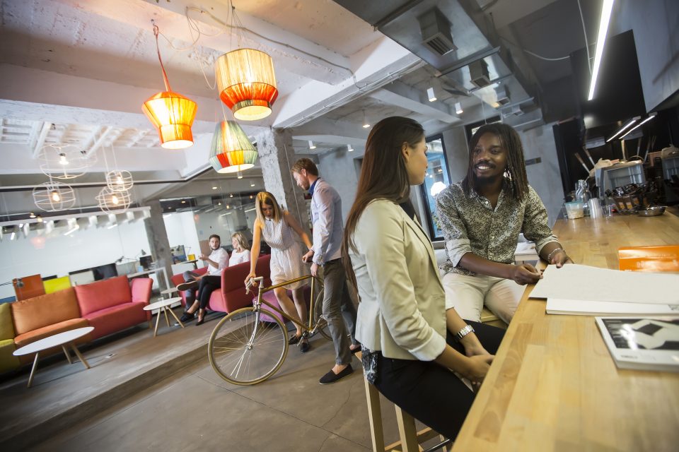 Espace de coworking avec sièges confortables, tables de travail et luminaires design