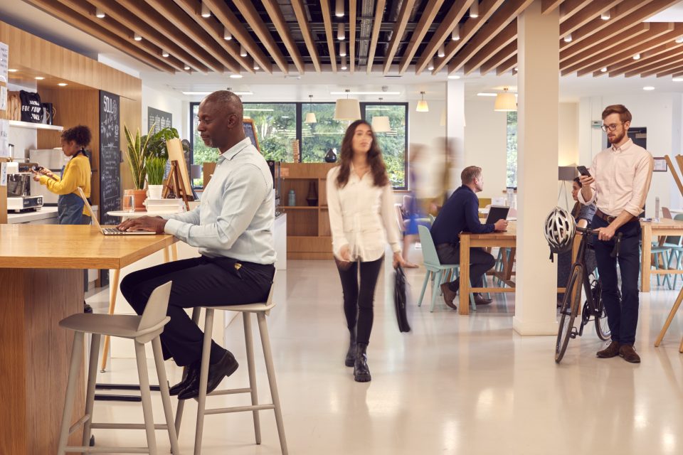 Professionnels travaillant dans un espace de coworking moderne et collaboratif