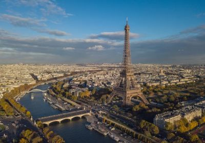 Vue aérienne de Paris avec la Tour Eiffel et la Seine, mettant en avant l'immobilier tertiaire.