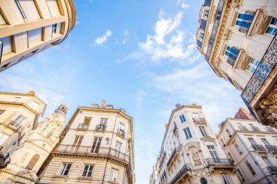 Vue architecturale d'un quartier urbain à Nantes avec bâtiments haussmanniens et espaces de travail.