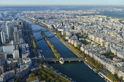 Vue aérienne de Paris montrant la Seine, des ponts et des bâtiments modernes et historiques