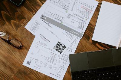 Bureau moderne avec des documents administratifs, un ordinateur portable, des lunettes et un smartphone