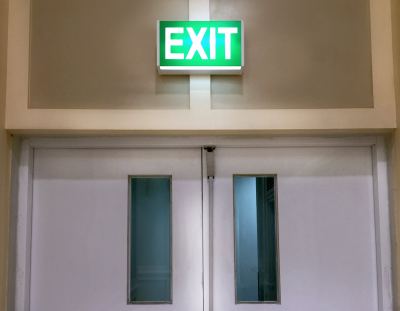 Porte de sortie de secours avec panneau lumineux EXIT et vitres verticales