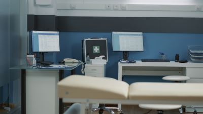 Bureaux professionnels modernes avec moniteurs, claviers, téléphones et kit de premiers secours