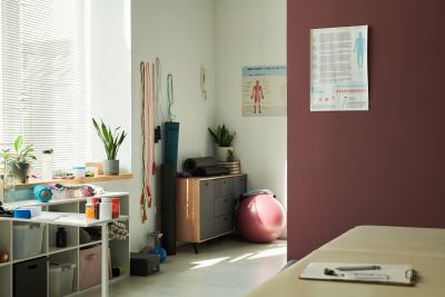 Bureau aménagé avec accessoires de fitness, ballons d'exercice et tapis de yoga