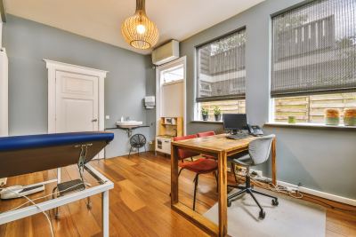 Bureau moderne avec mobilier ergonomique, fauteuil médical et lumière naturelle