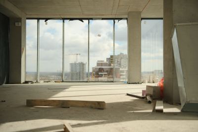 Espace de bureau en rénovation avec vue sur un paysage urbain en développement