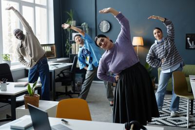 Collaborateurs réalisant des exercices de coordination dans un bureau moderne et convivial
