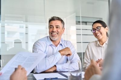 Deux professionnels en réunion dans un espace de coworking lumineux et moderne