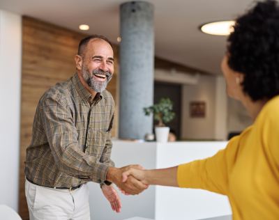 Deux professionnels se saluant dans un bureau moderne et lumineux