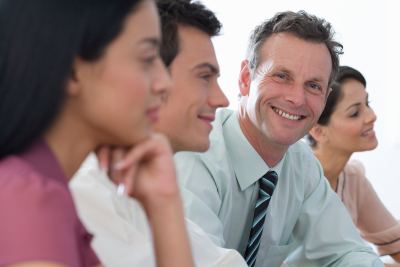 Groupe de professionnels discutant autour d'une table dans un espace de coworking moderne
