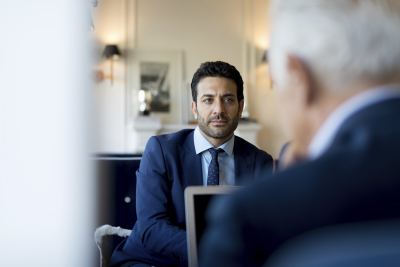 Deux professionnels en costume discutent dans un bureau moderne et élégant